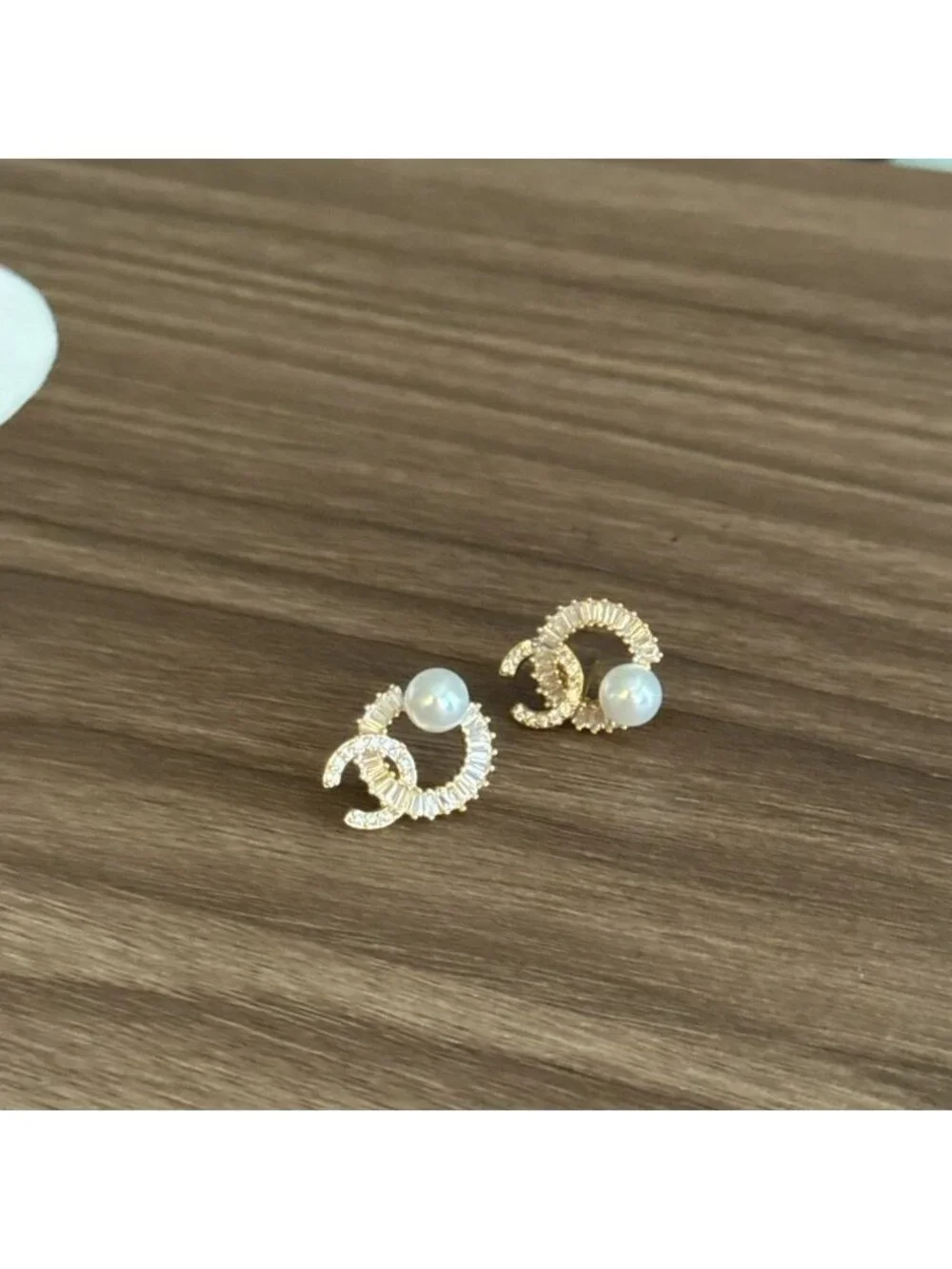 Elegant Gold and Pearl Earrings Q582